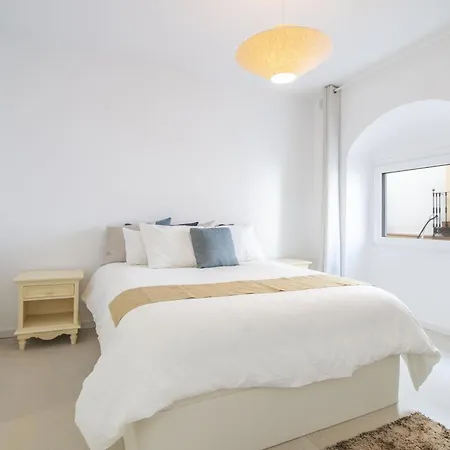 2br Townhouse In Centre * 에스테포나