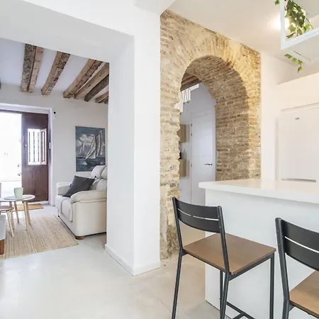 2br Townhouse In Centre